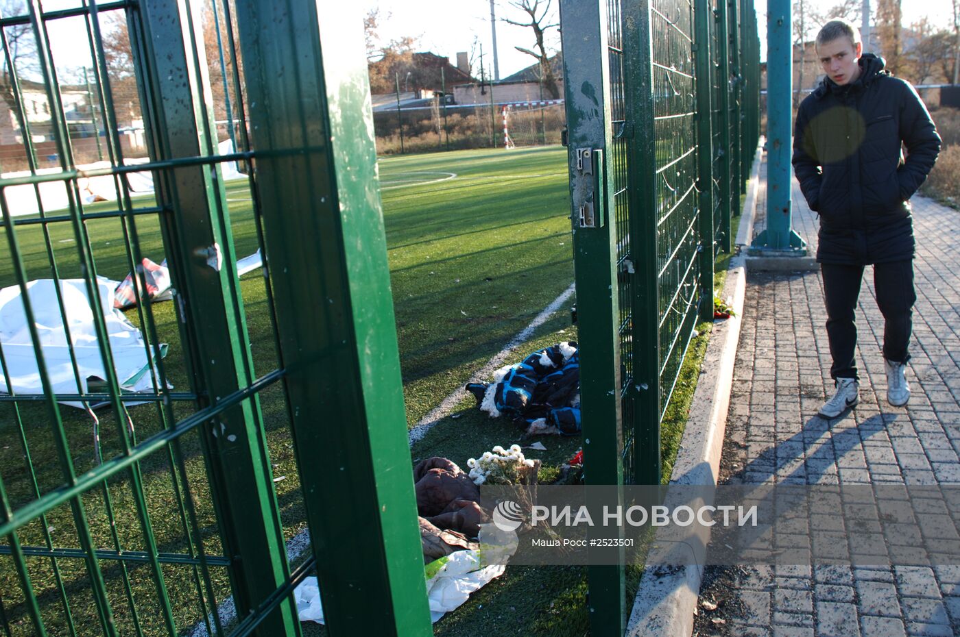 Последствия обстрела школы в Донецке