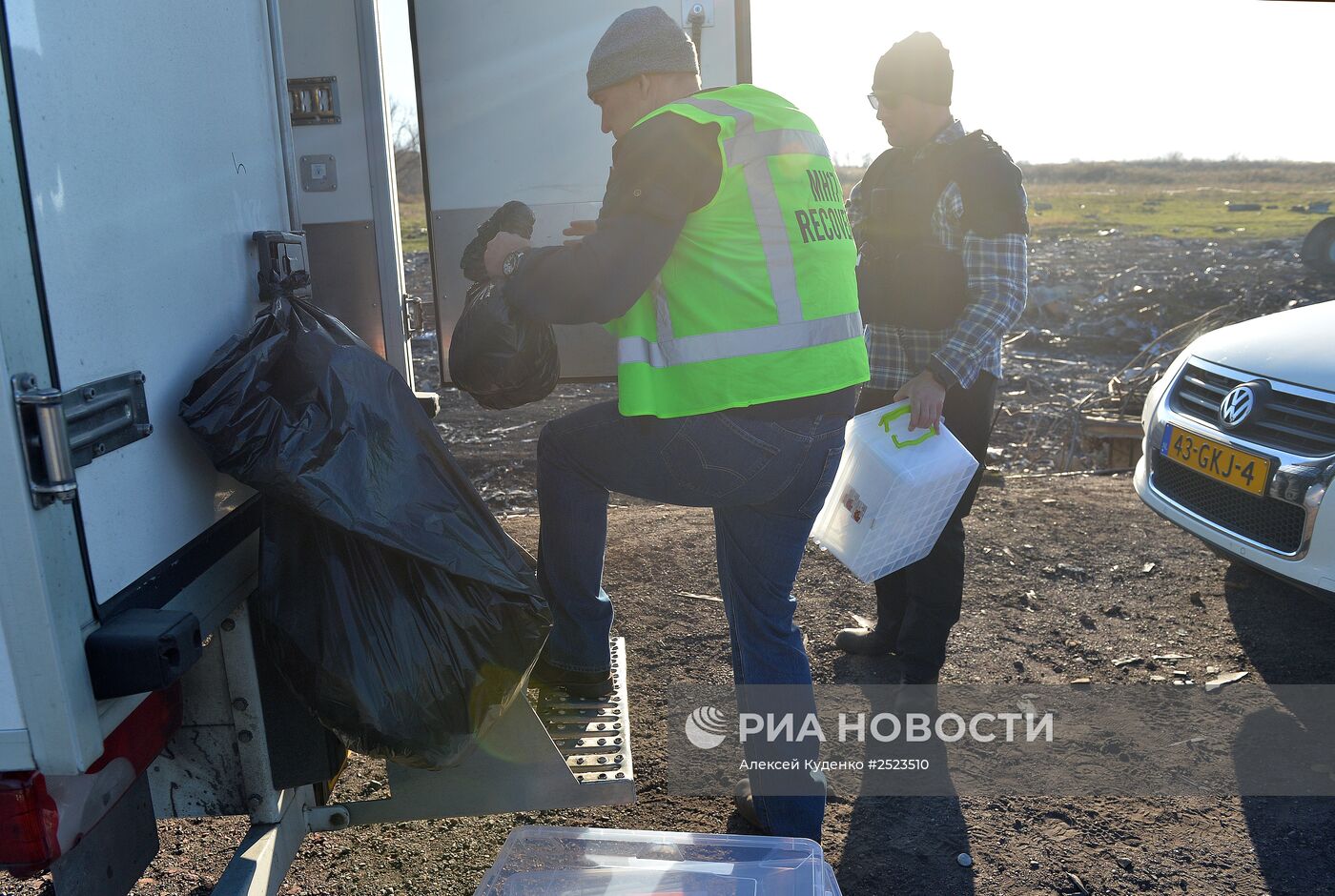 Эксперты ОБСЕ осматривают место крушения малазийского самолета