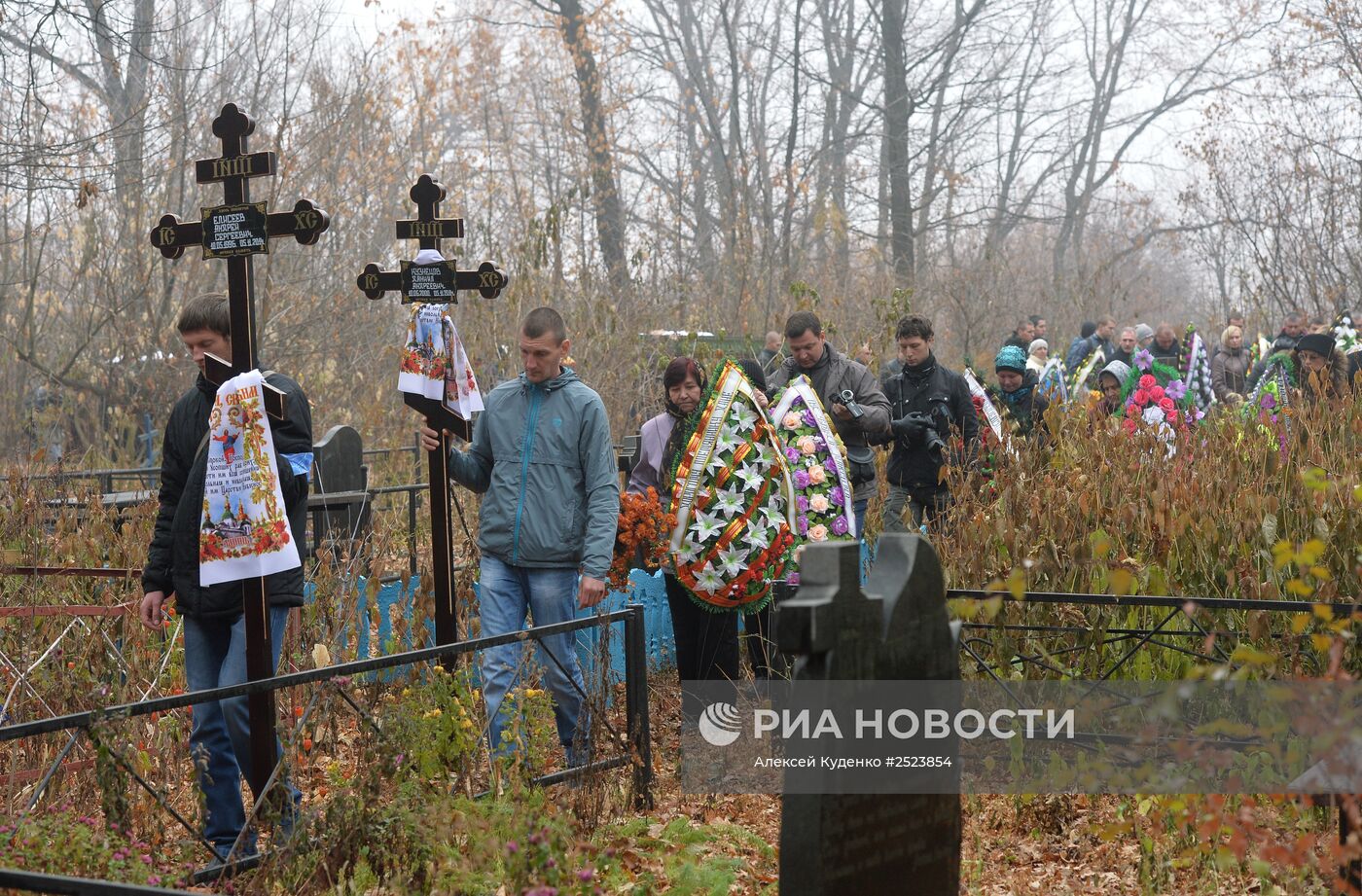 Прощание со школьниками, погибшими при артобстреле школы в Донецке