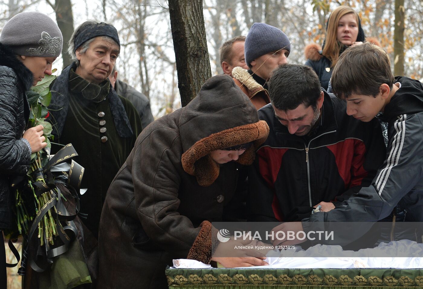 Прощание со школьниками, погибшими при артобстреле школы в Донецке