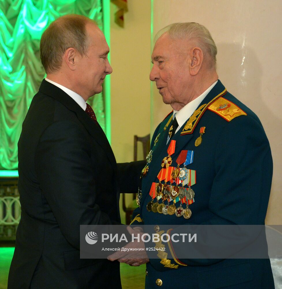 В.Путин поздравил Д.Язова с 90-летием