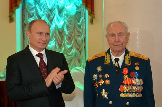 В.Путин поздравил Д.Язова с 90-летием