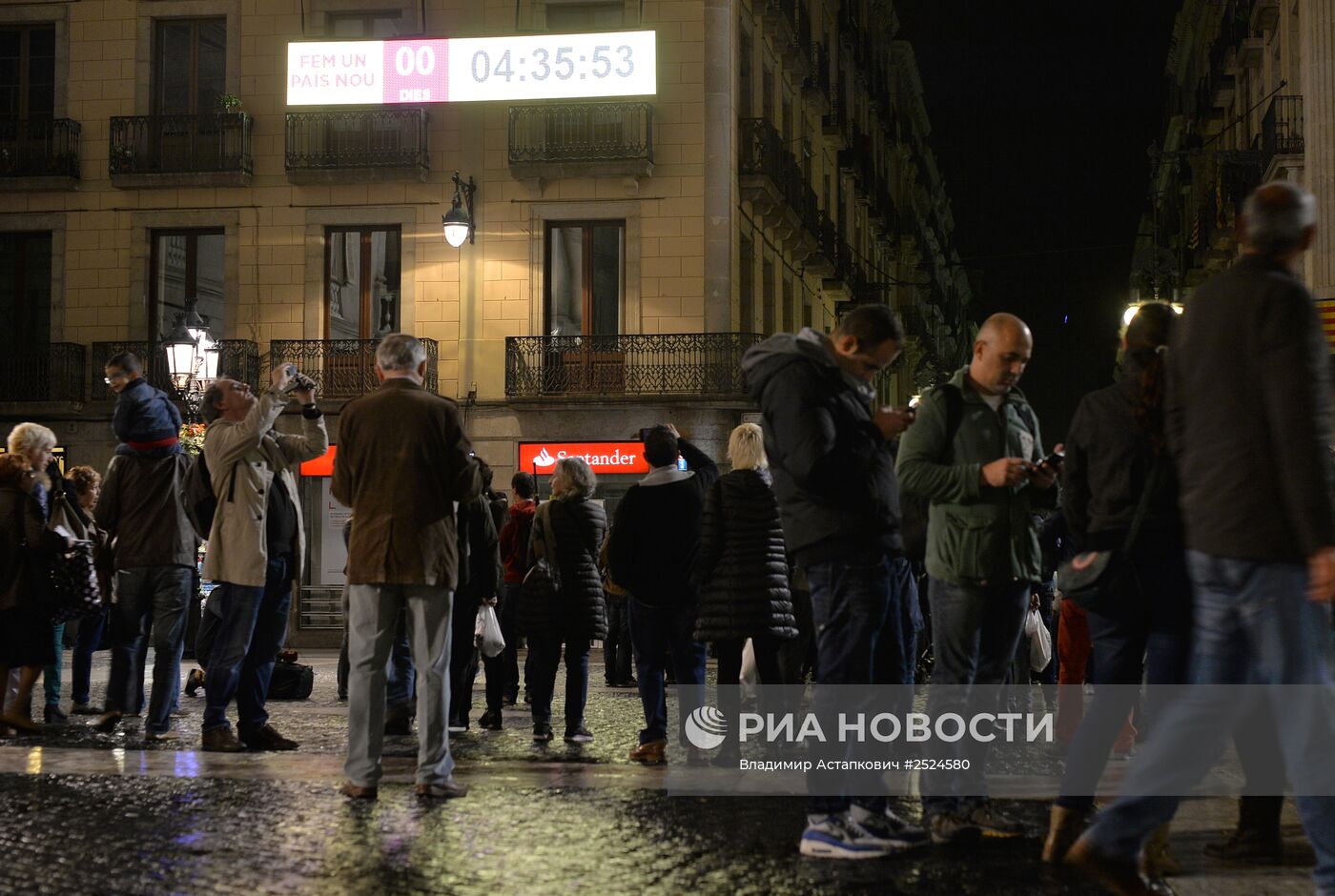 Жители Каталонии перед началом опроса о независимости