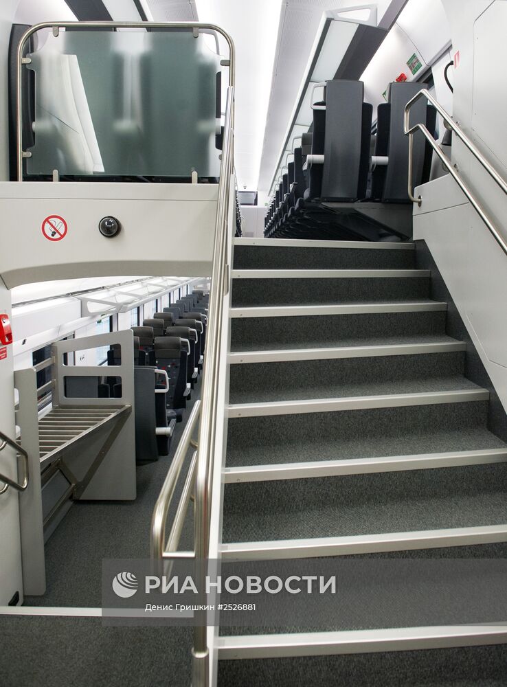 С.Собянин осмотрел двухэтажный электропоезд компании "Аэроэкспресс"
