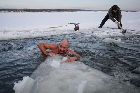 Открытие купального сезона у моржей в Новосибирске