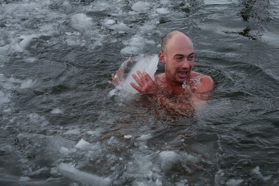 Открытие купального сезона у моржей в Новосибирске