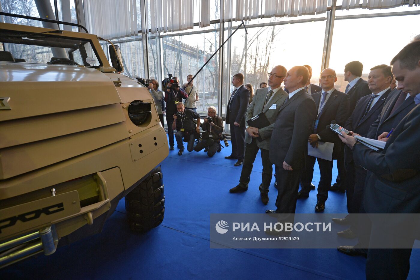 В.Путин принял участие в пленарном заседании второго Форума действий ОНФ