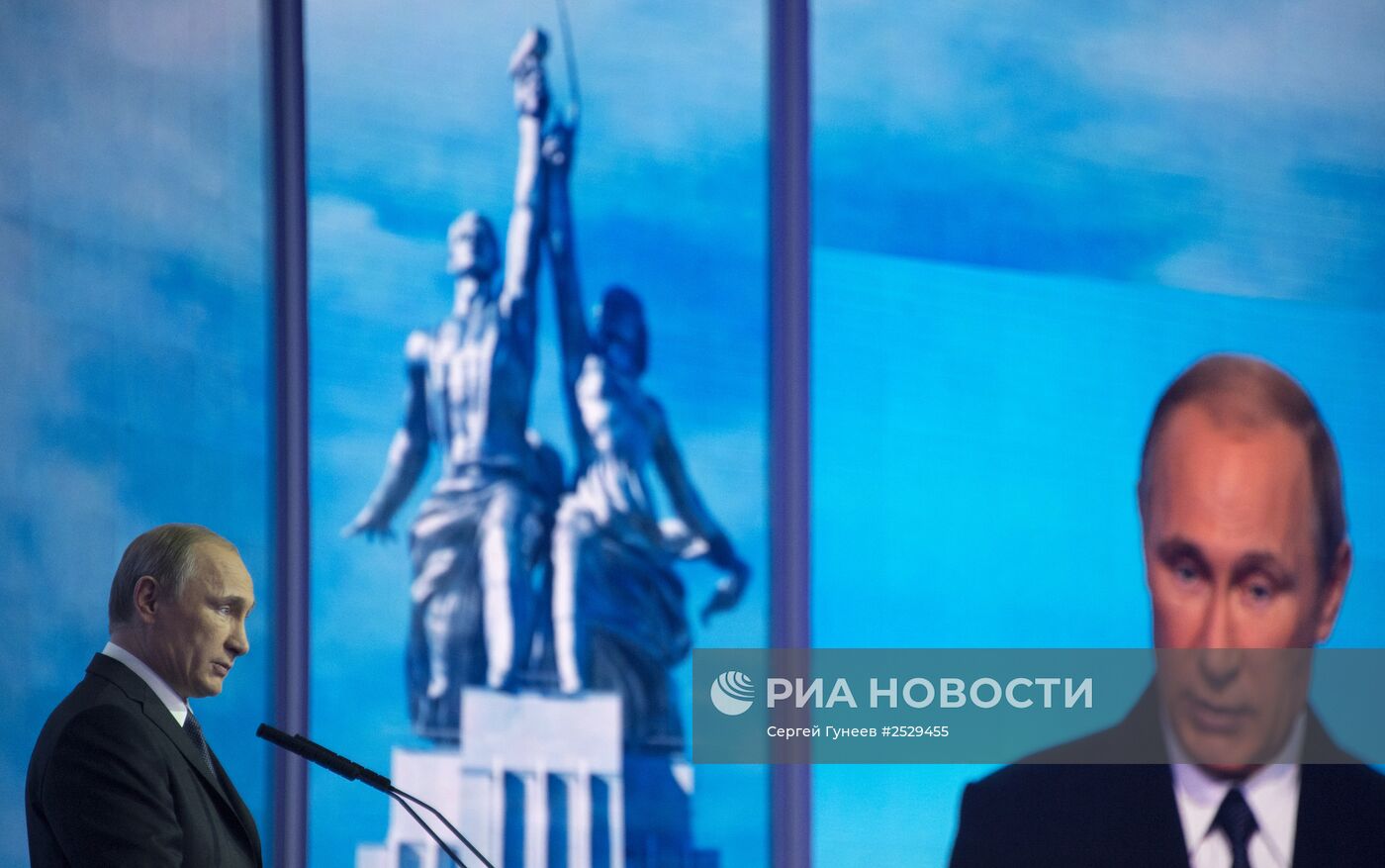 В.Путин принял участие в пленарном заседании второго Форума действий ОНФ