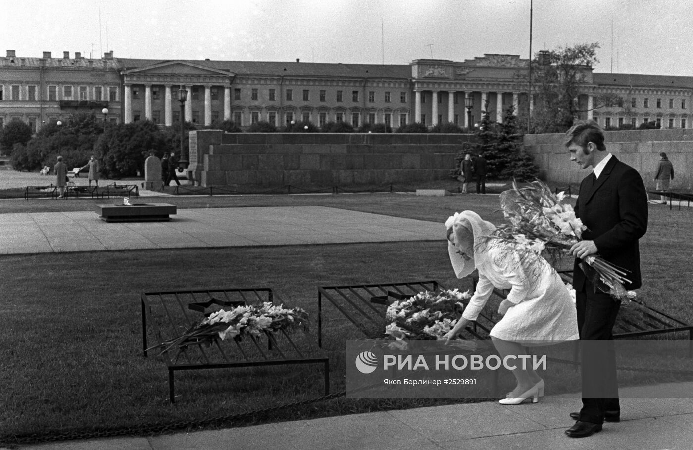 Молодожены