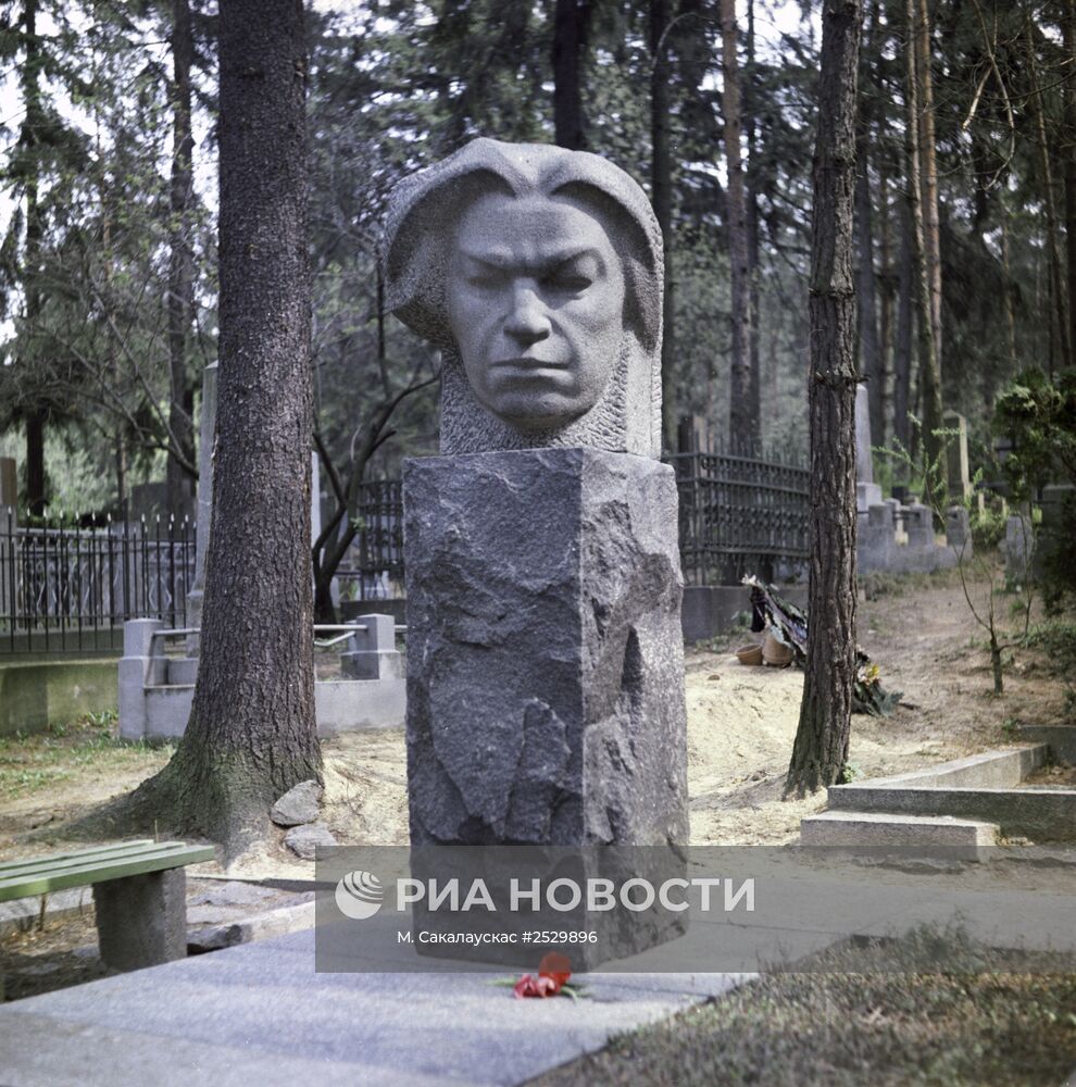 Памятник поэту К.Кубилинскасу