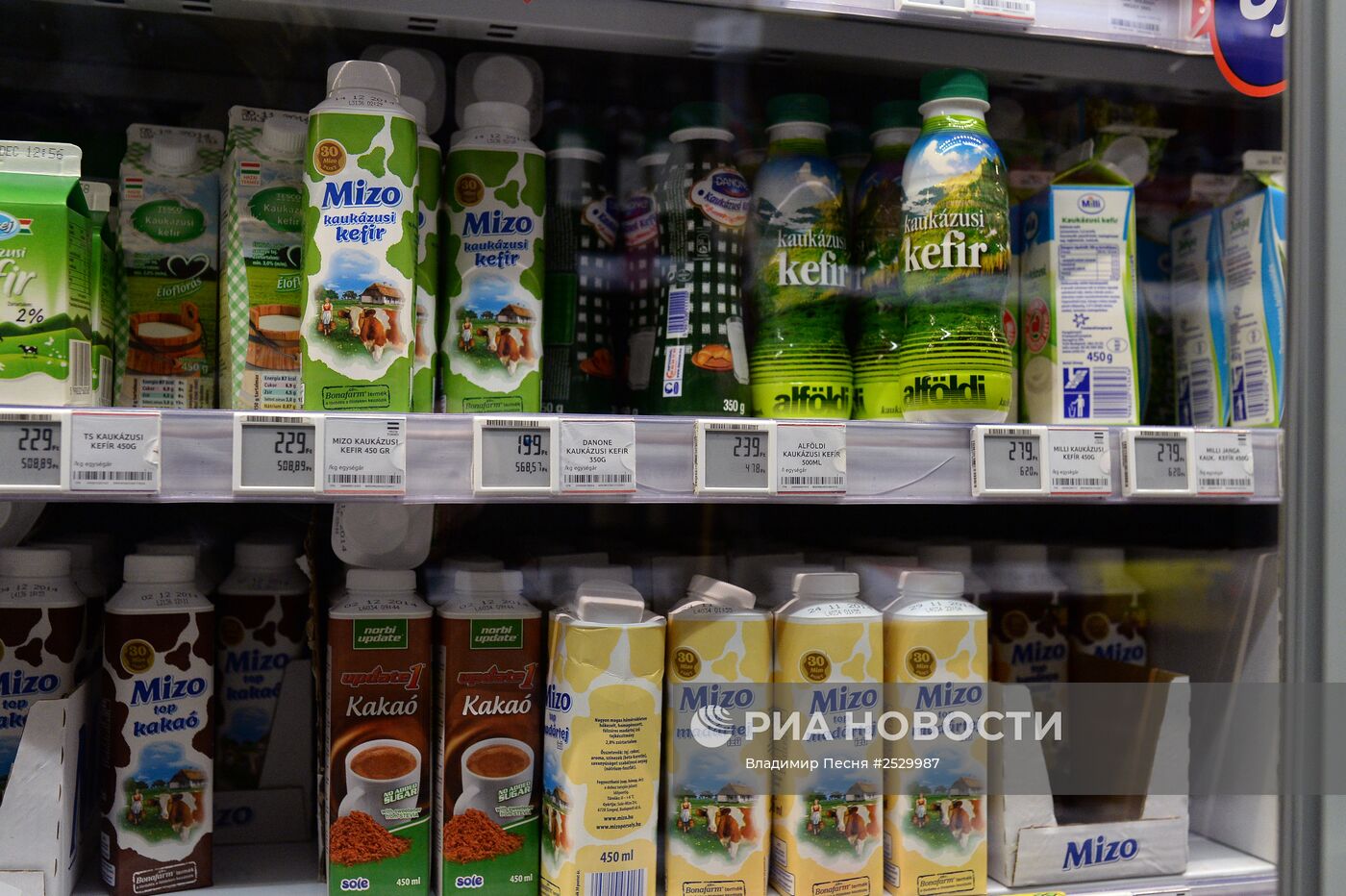 Молочная продукция в магазине Tesco в Будапеште