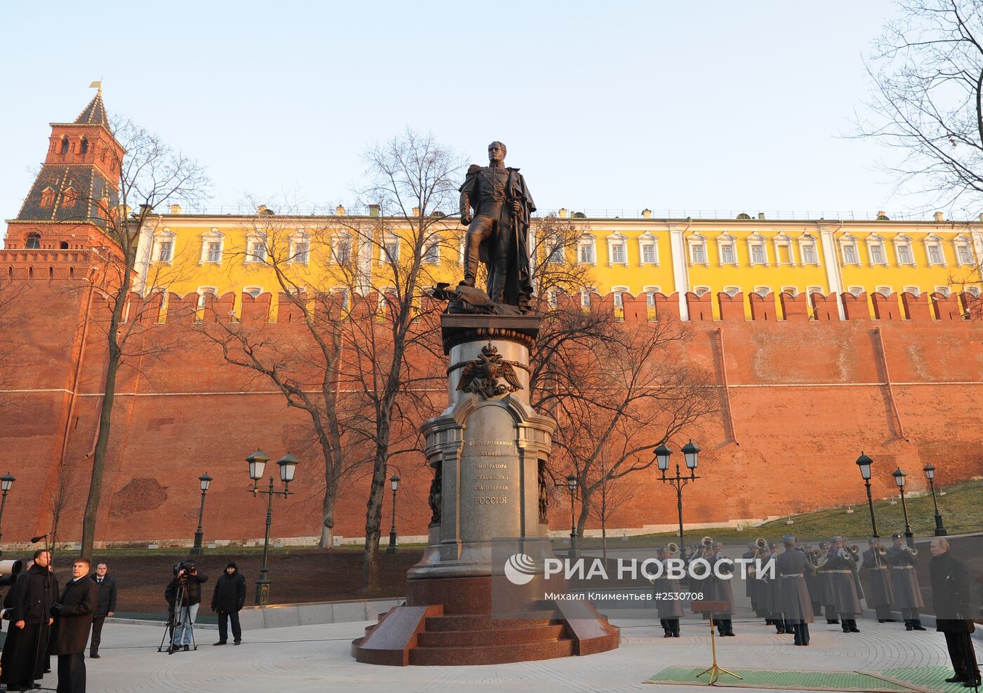 В.Путин принял участие в церемонии открытия памятника Александру I