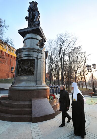 В.Путин принял участие в церемонии открытия памятника Александру I