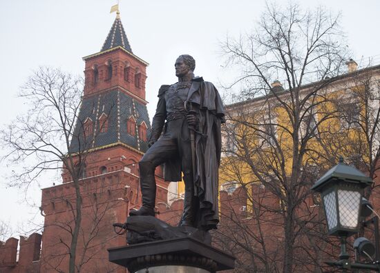 В.Путин принял участие в церемонии открытия памятника Александру I