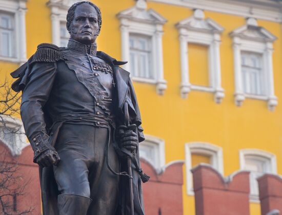 В.Путин принял участие в церемонии открытия памятника Александру I