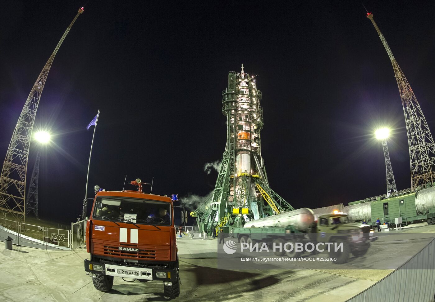Подготовка к пуску ракеты "Союз-ФГ" с кораблем "Союз ТМА-15М"