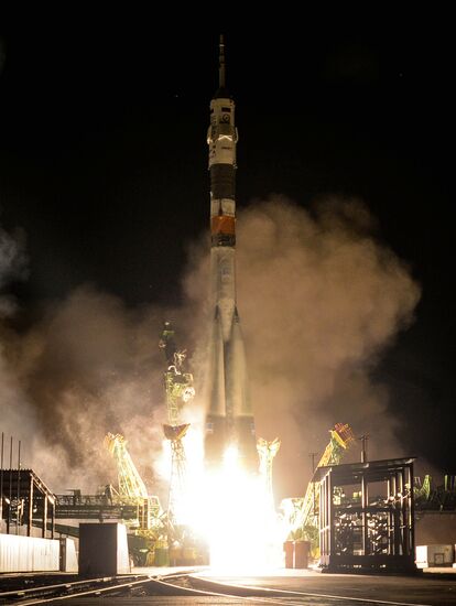 Старт ракеты-носителя "Союз-ФГ" с ТПК "Союз ТМА-15М" на космодроме "Байконур"