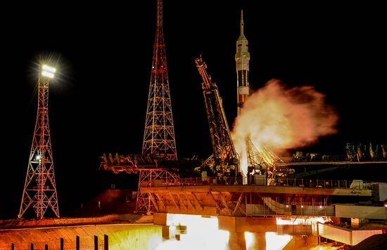 Старт ракеты-носителя "Союз-ФГ" с ТПК "Союз ТМА-15М" на космодроме "Байконур"