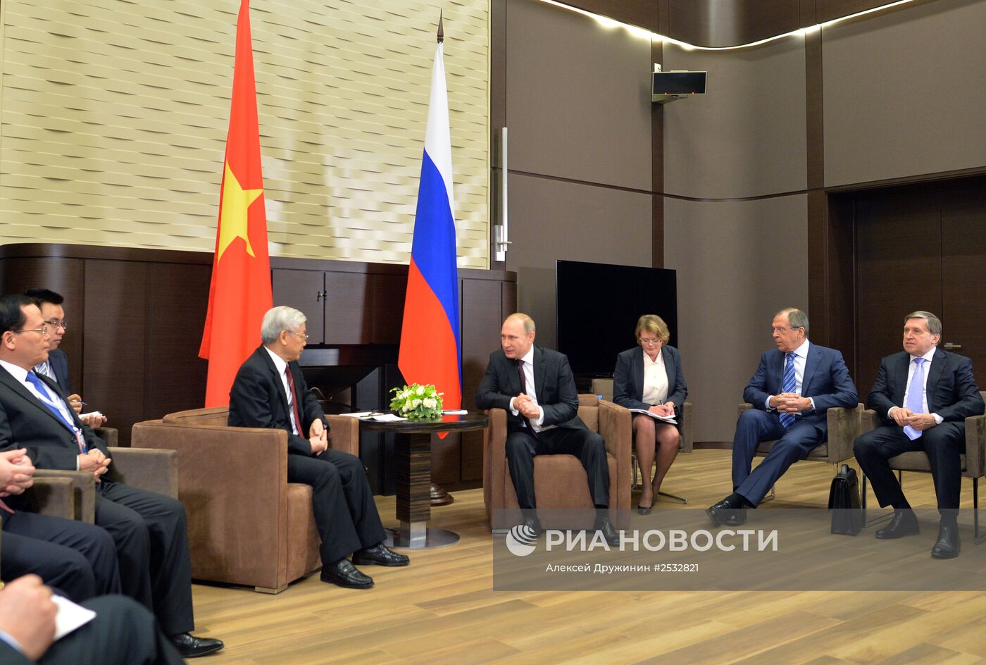 В.Путин провел встречу с Н.Ф.Чонгом