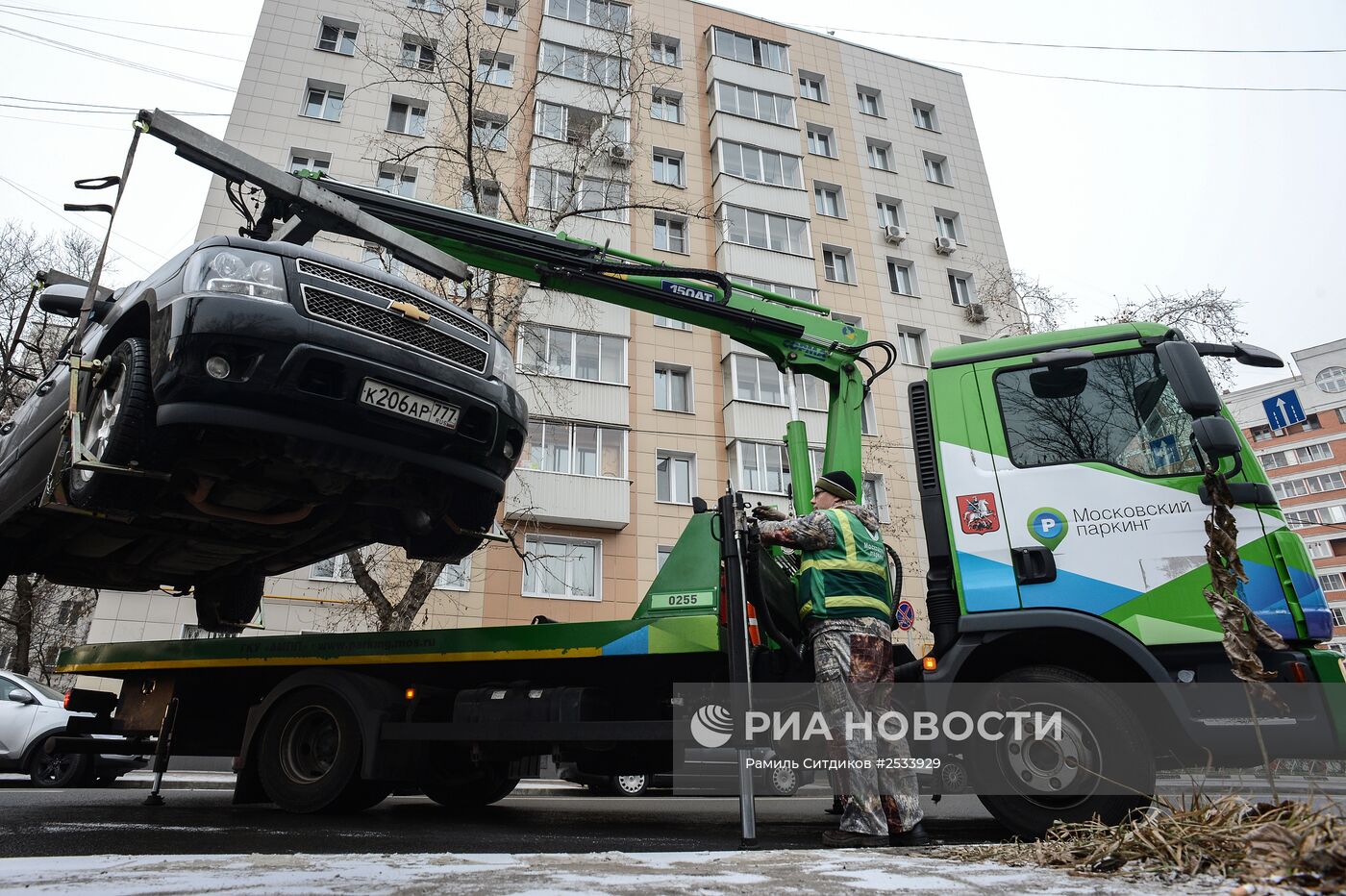 Эвакуация неправильно припаркованных автомобилей | РИА Новости Медиабанк