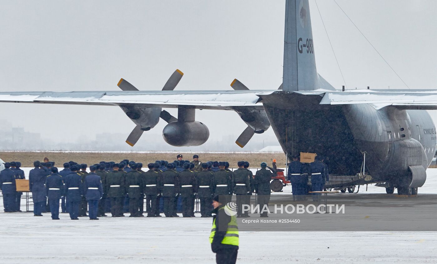 Церемония прощания с жертвами крушения малайзийского Boeing в аэропорту Харькова