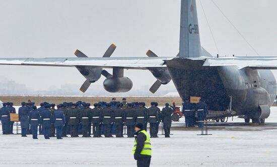 Церемония прощания с жертвами крушения малайзийского Boeing в аэропорту Харькова