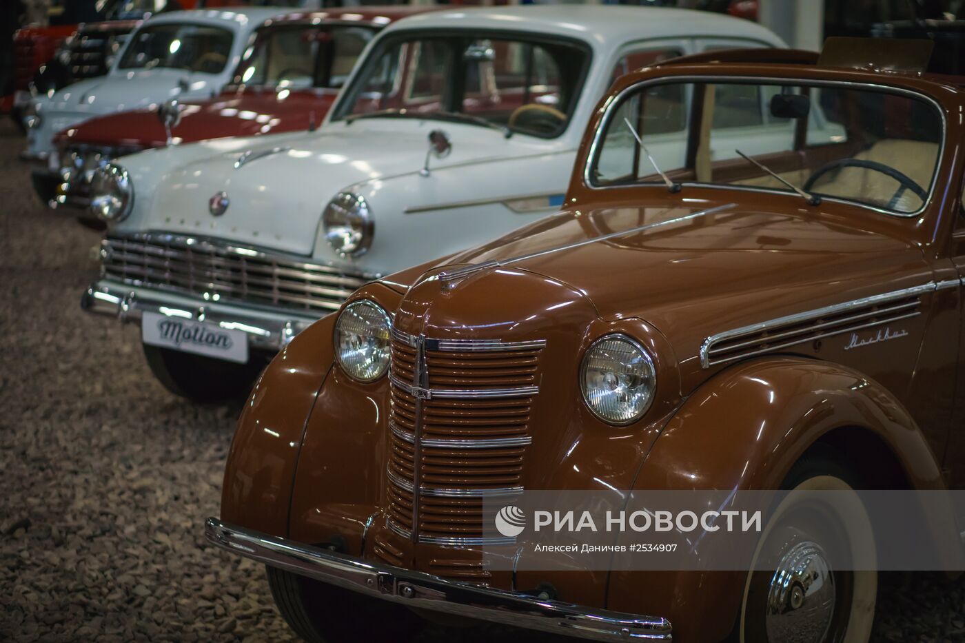 Выставка ретро-автомобилей в Санкт-Петербурге