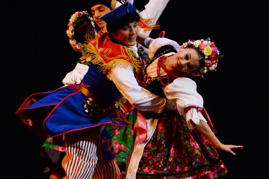 Выступление Ансамбля народного танца имени Игоря Моисеева в Большом театре