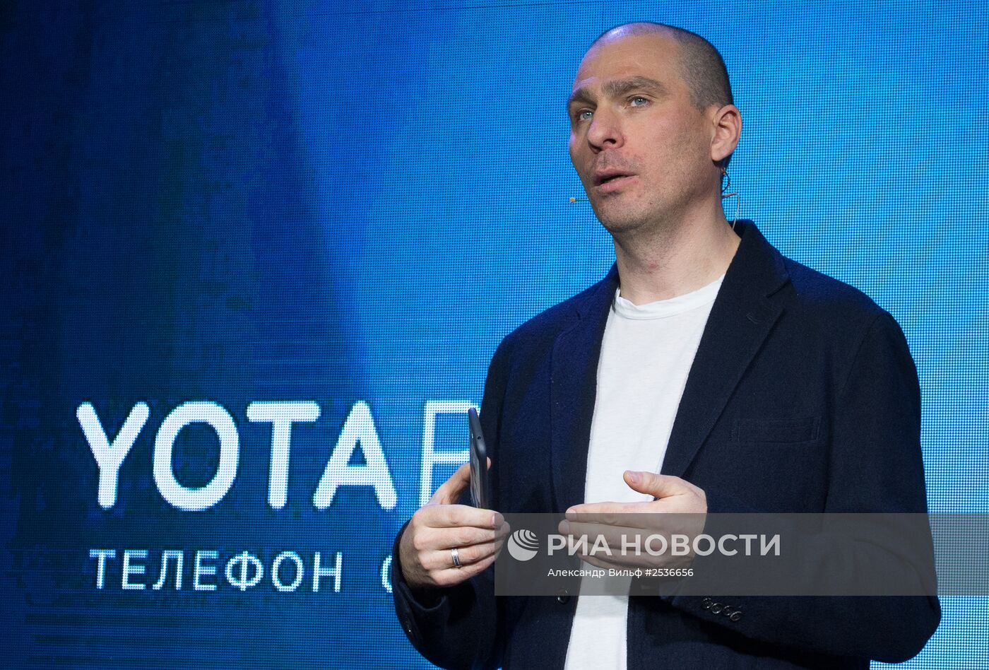 Презентация смартфона YotaPhone 2 в России
