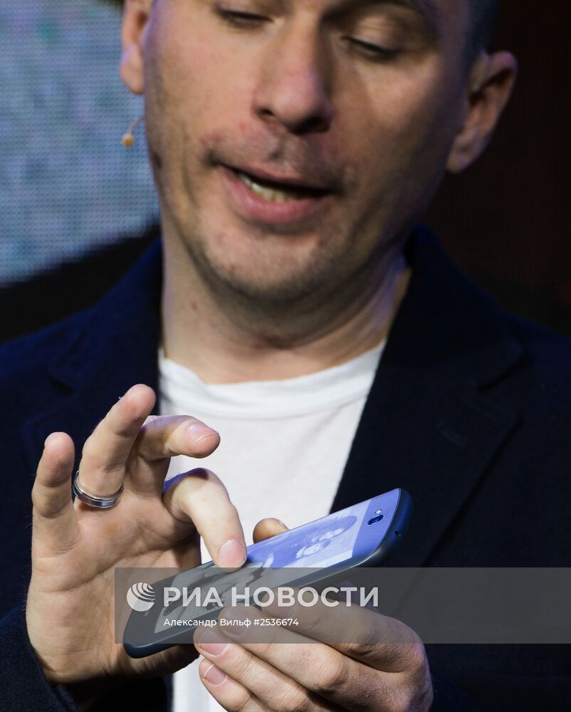 Презентация смартфона YotaPhone 2 в России