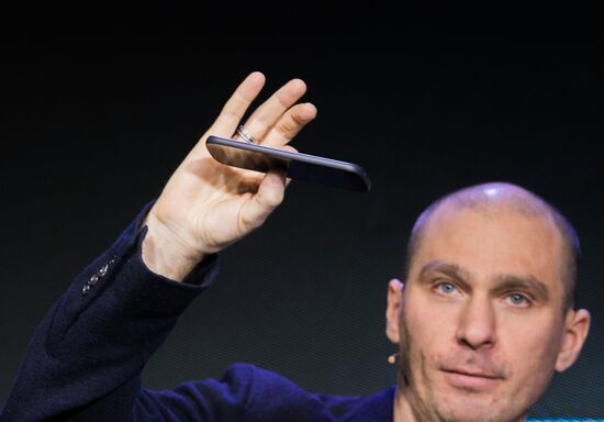 Презентация смартфона YotaPhone 2 в России