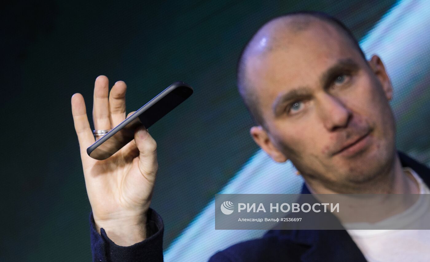 Презентация смартфона YotaPhone 2 в России