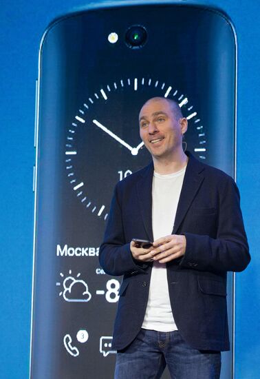 Презентация смартфона YotaPhone 2 в России