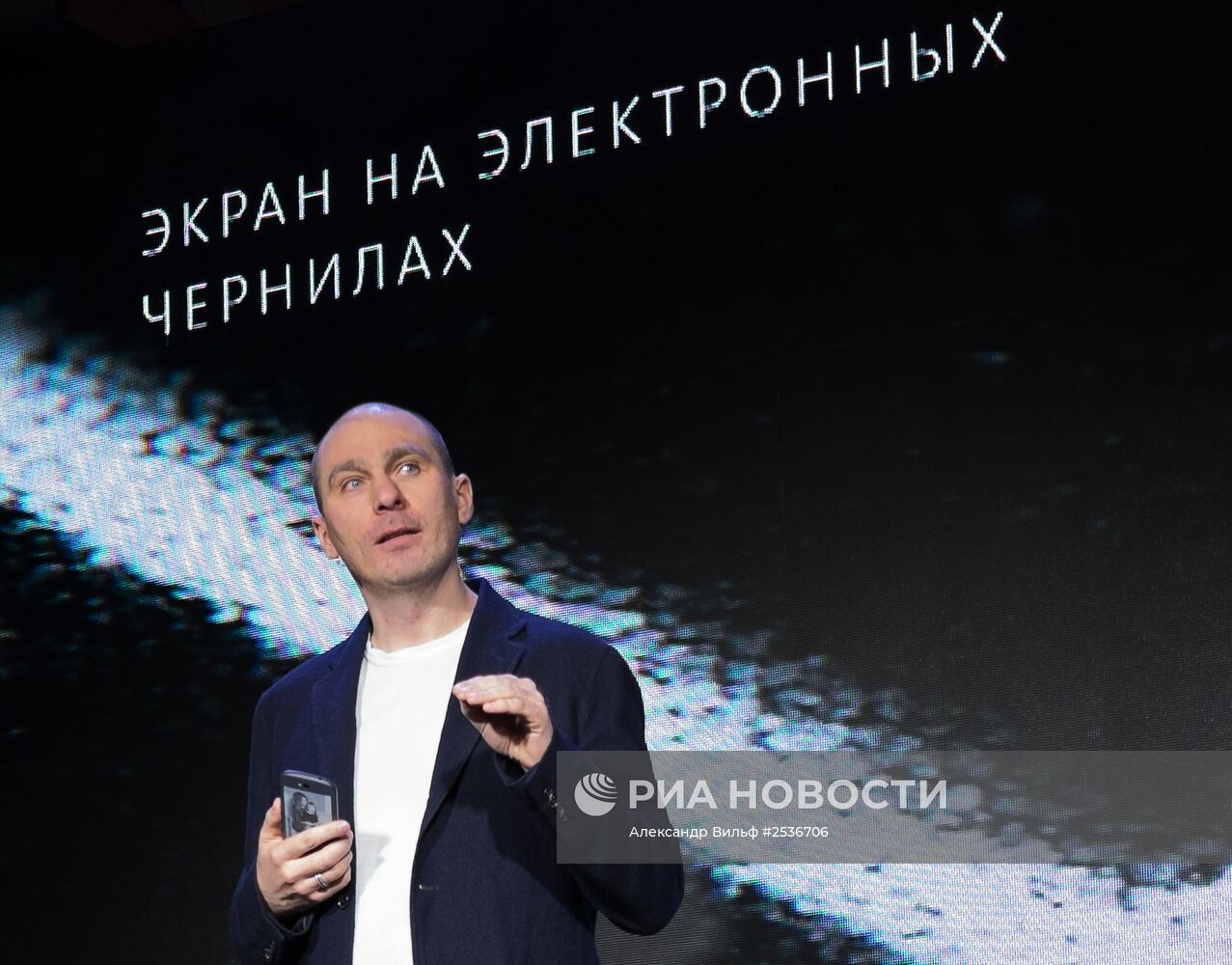 Презентация смартфона YotaPhone 2 в России