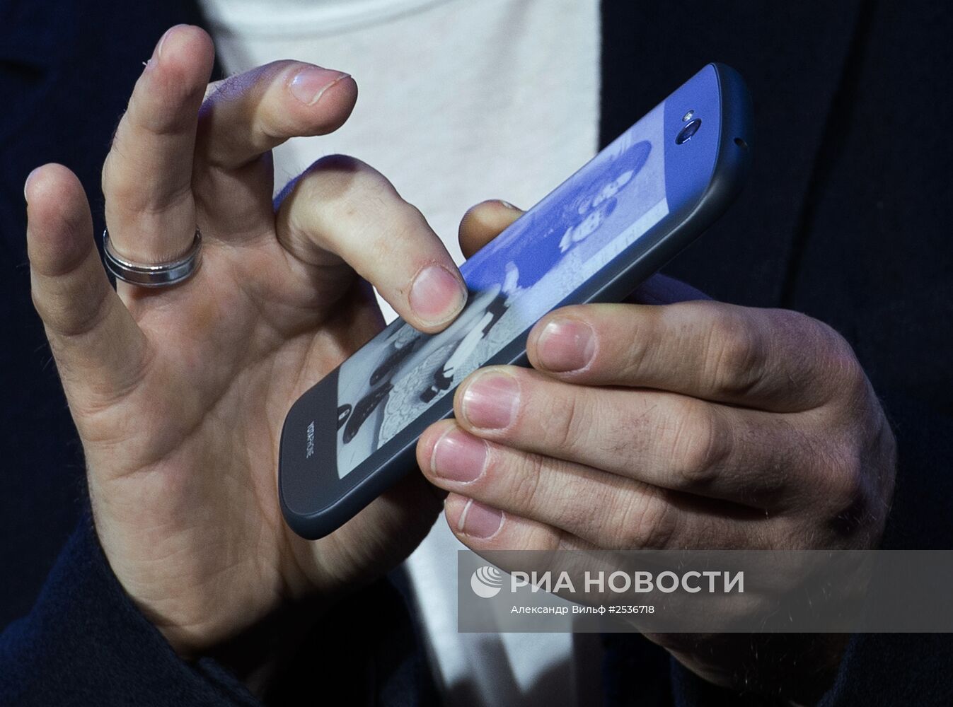 Презентация смартфона YotaPhone 2 в России