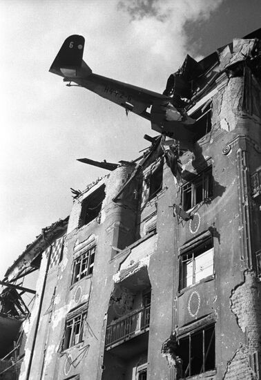 Немецкий планер врезавшийся в здание. Будапешт