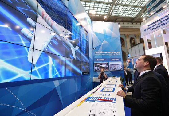 Д.Медведев посетил международный форум "Транспорт России"