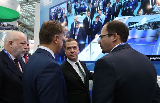 Д.Медведев посетил международный форум "Транспорт России"