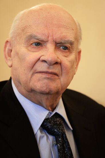 Патриарх Кирилл наградил композитора А.Пахмутову орденом княгини Ольги
