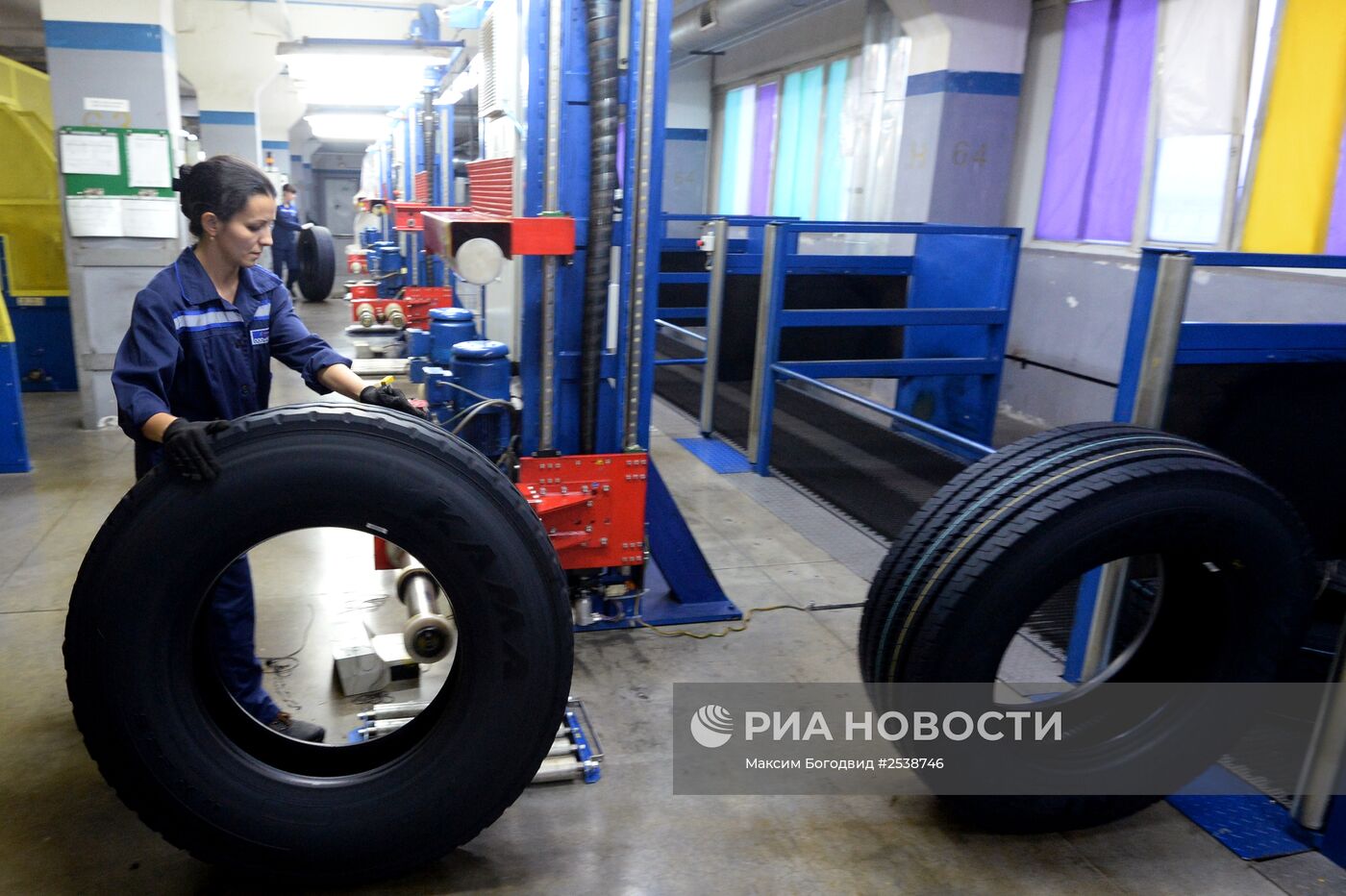 Производство автомобильных шин на заводе 