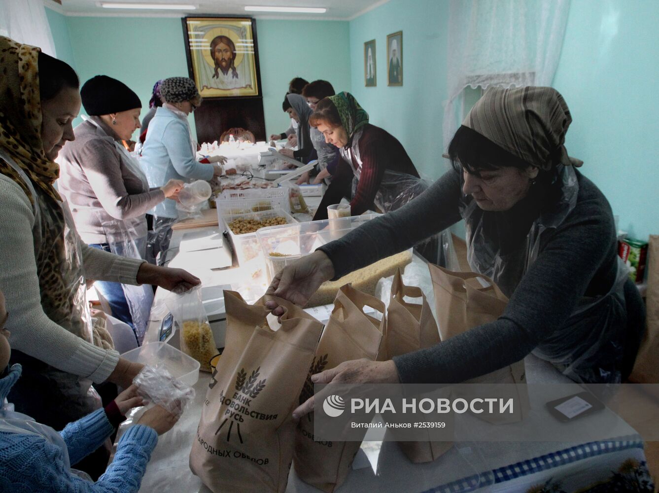 Фасовка и выдача благотворительных обедов для малоимущих во Владивостоке