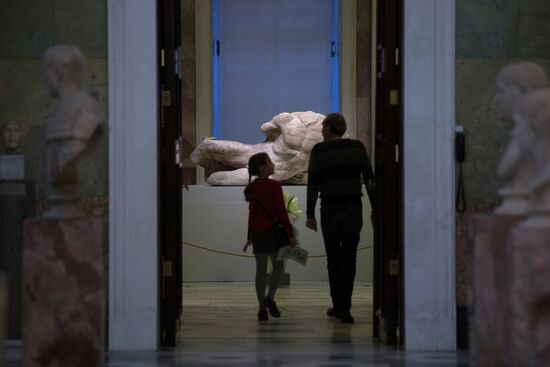 В Эрмитаже впервые выставили статую речного бога Илисса из Парфенона