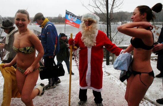 В Донецке открылся сезон по зимнему плаванию