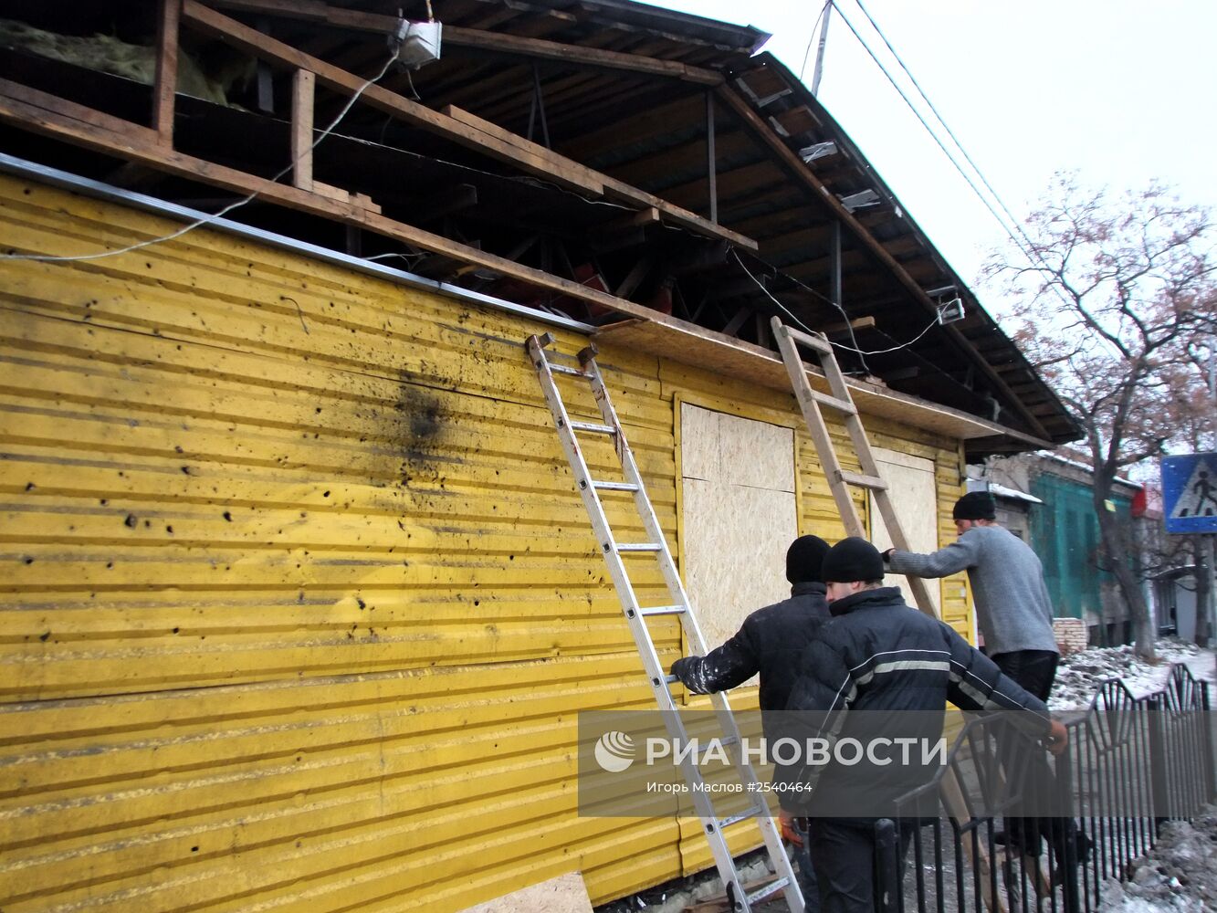 Последствия обстрела украинскими силовиками Донецка