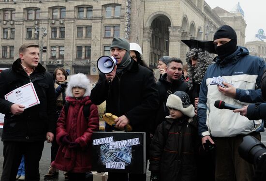 Уличная акция "Безвзяточная гривна - взяточнику" в Киеве