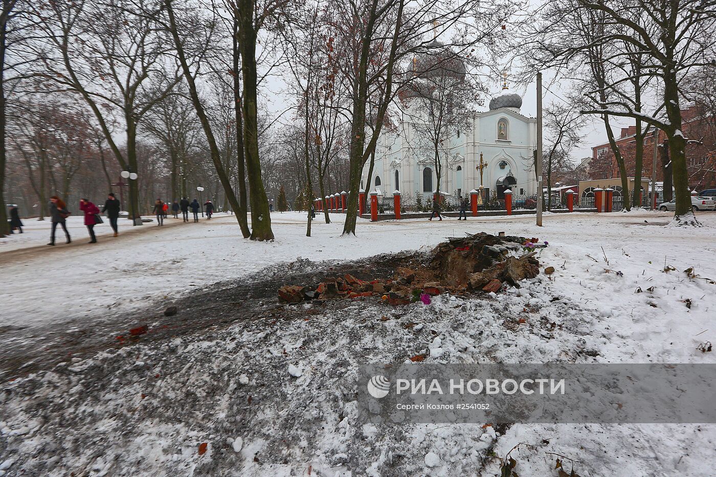 Последствия взрыва в Молодежном парке в Харькове