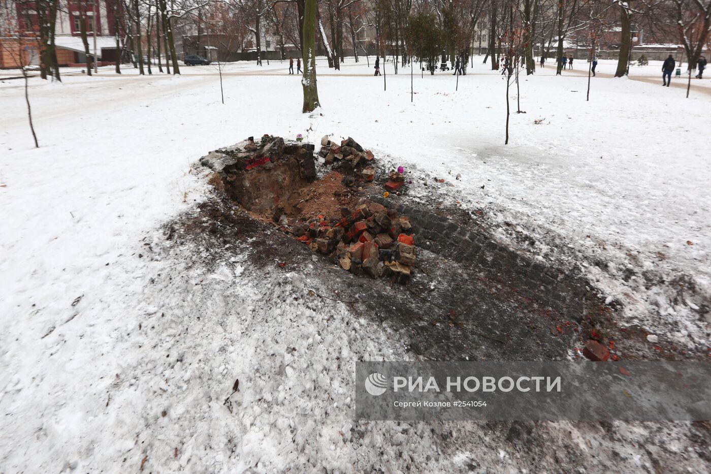 Последствия взрыва в Молодежном парке в Харькове