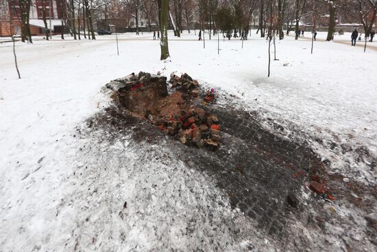 Последствия взрыва в Молодежном парке в Харькове