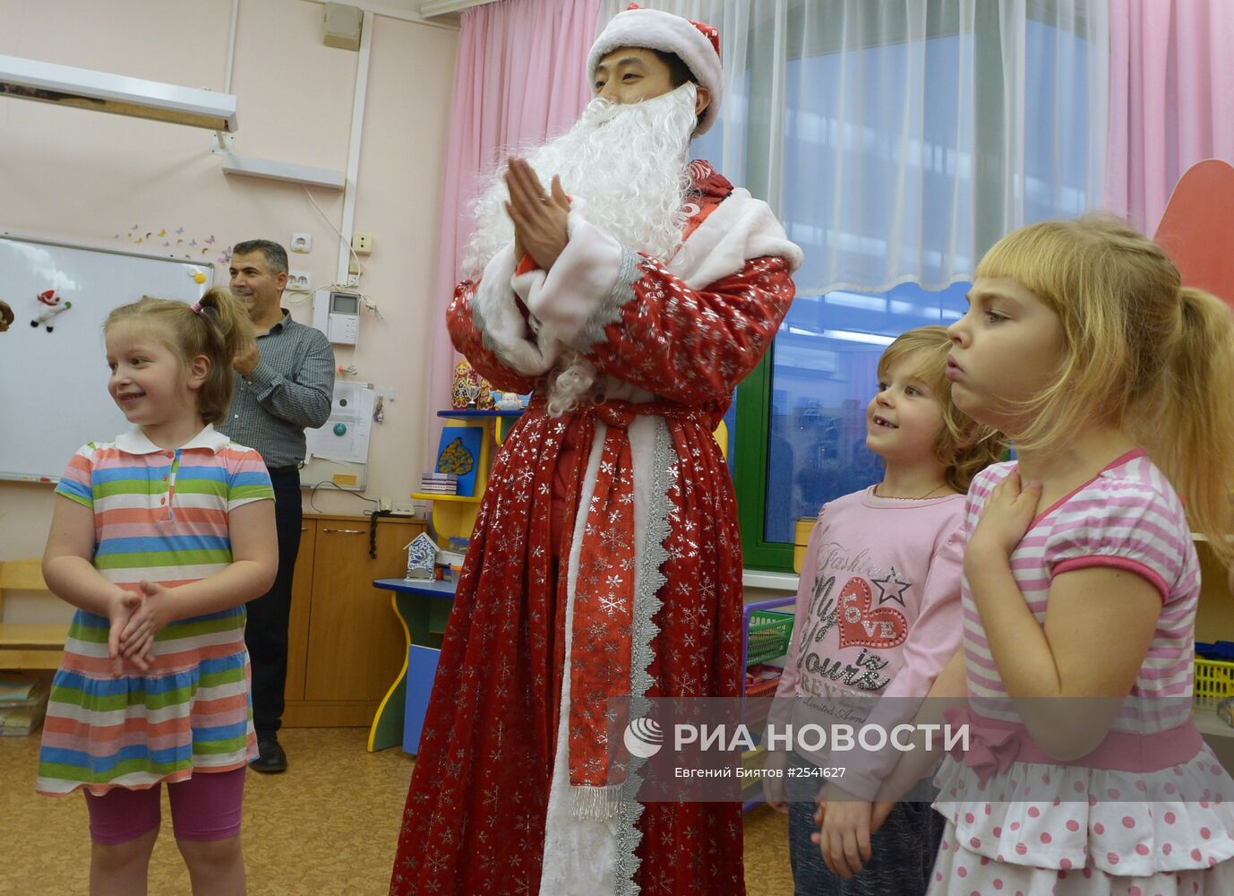 Российский спортсмен Виктор Ан посетил московский детский сад