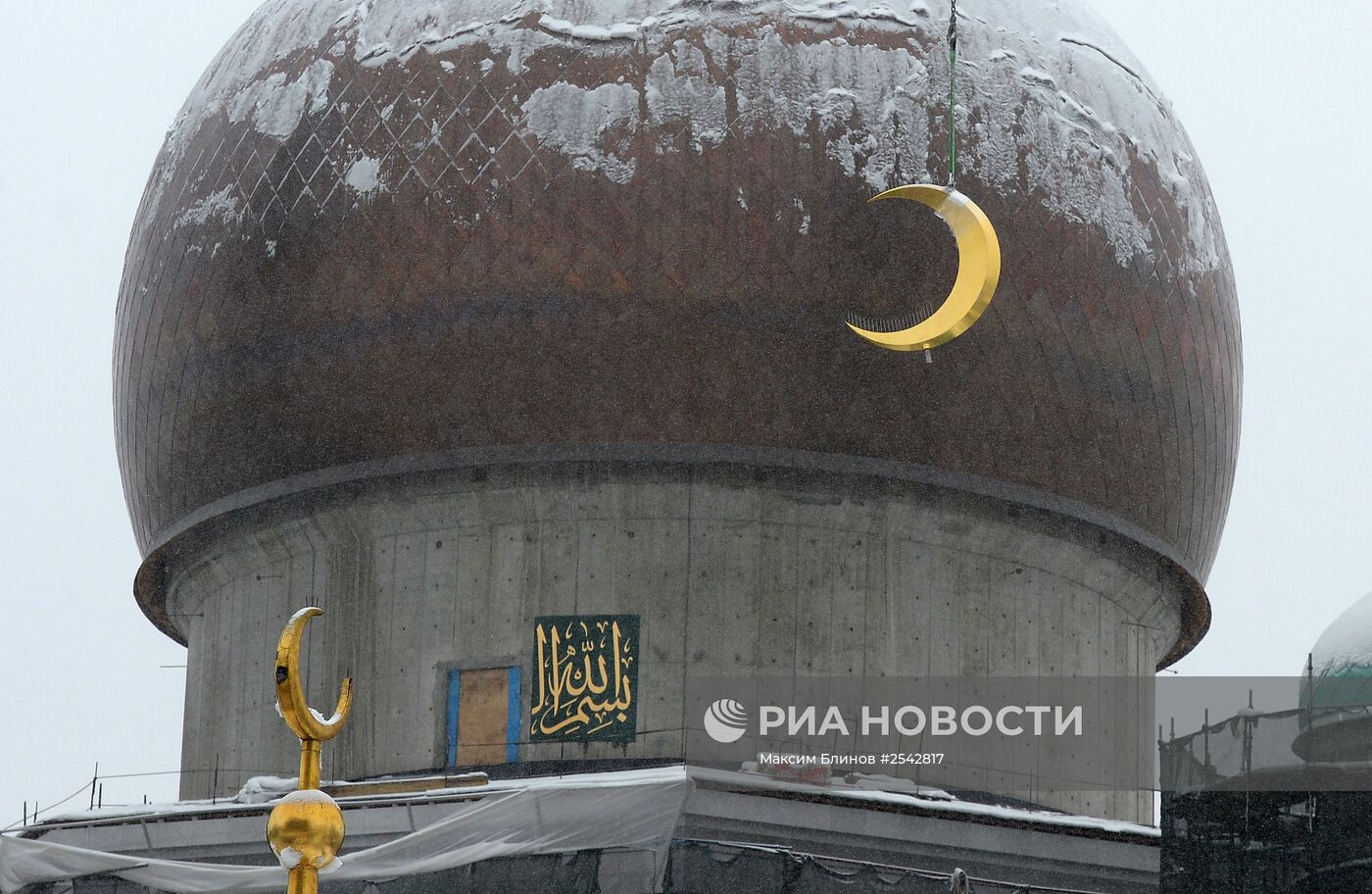 Возведение полумесяца на минарет Московской Соборной мечети